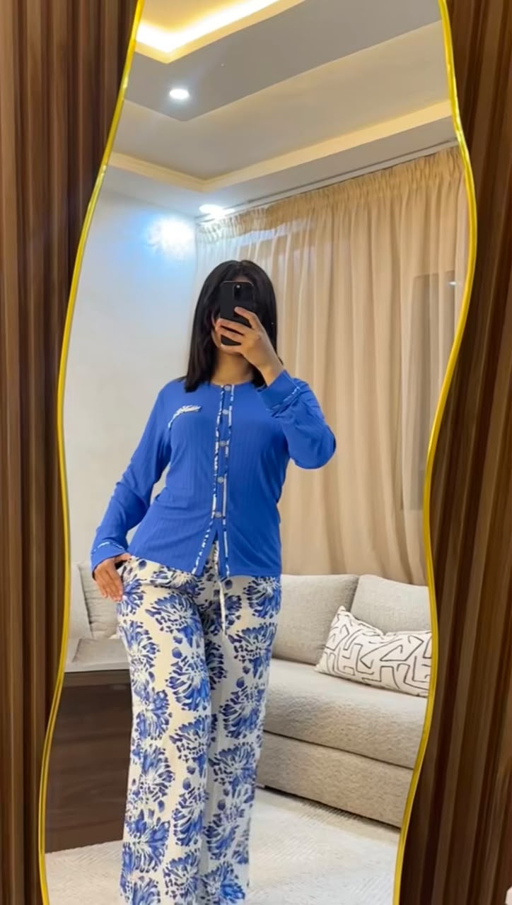 Pyjama bleu avec haut à boutons et pantalon à fleurs bleues