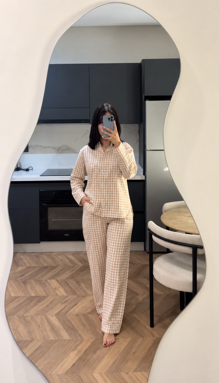 Pyjama à carreaux beige et blancs avec chemise et pantalon assorti