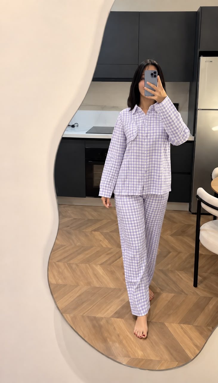 Pyjama à carreaux lilas et blancs avec chemise et pantalon assorti