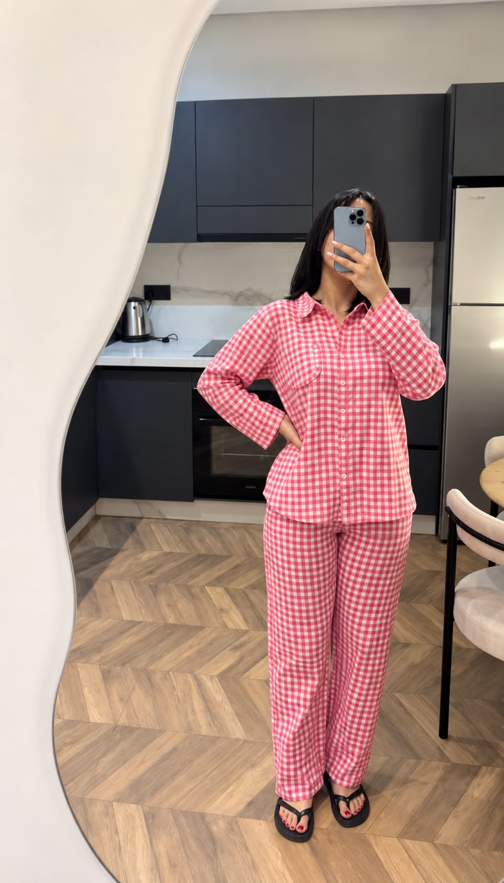 Pyjama à carreaux rose et blancs avec chemise et pantalon assorti