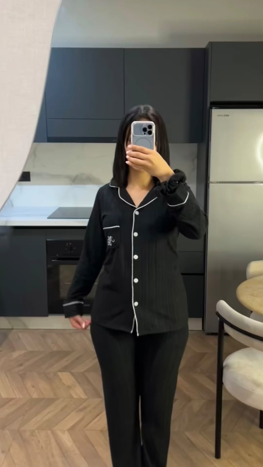 Pyjama noir uni avec col et finitions blanches
