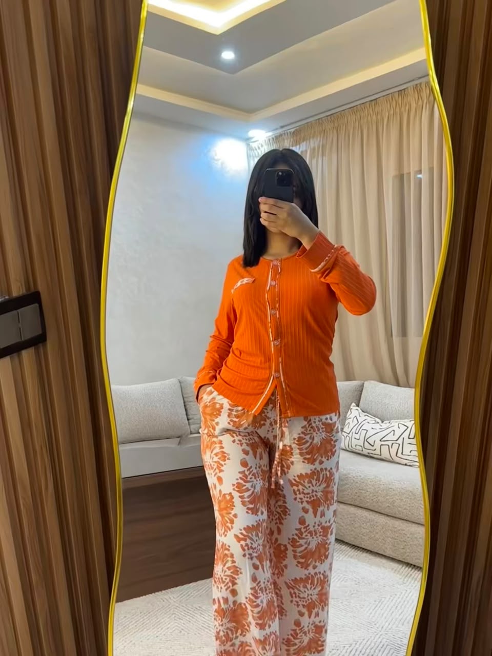 Pyjama orange avec haut à boutons et pantalon à fleurs orange