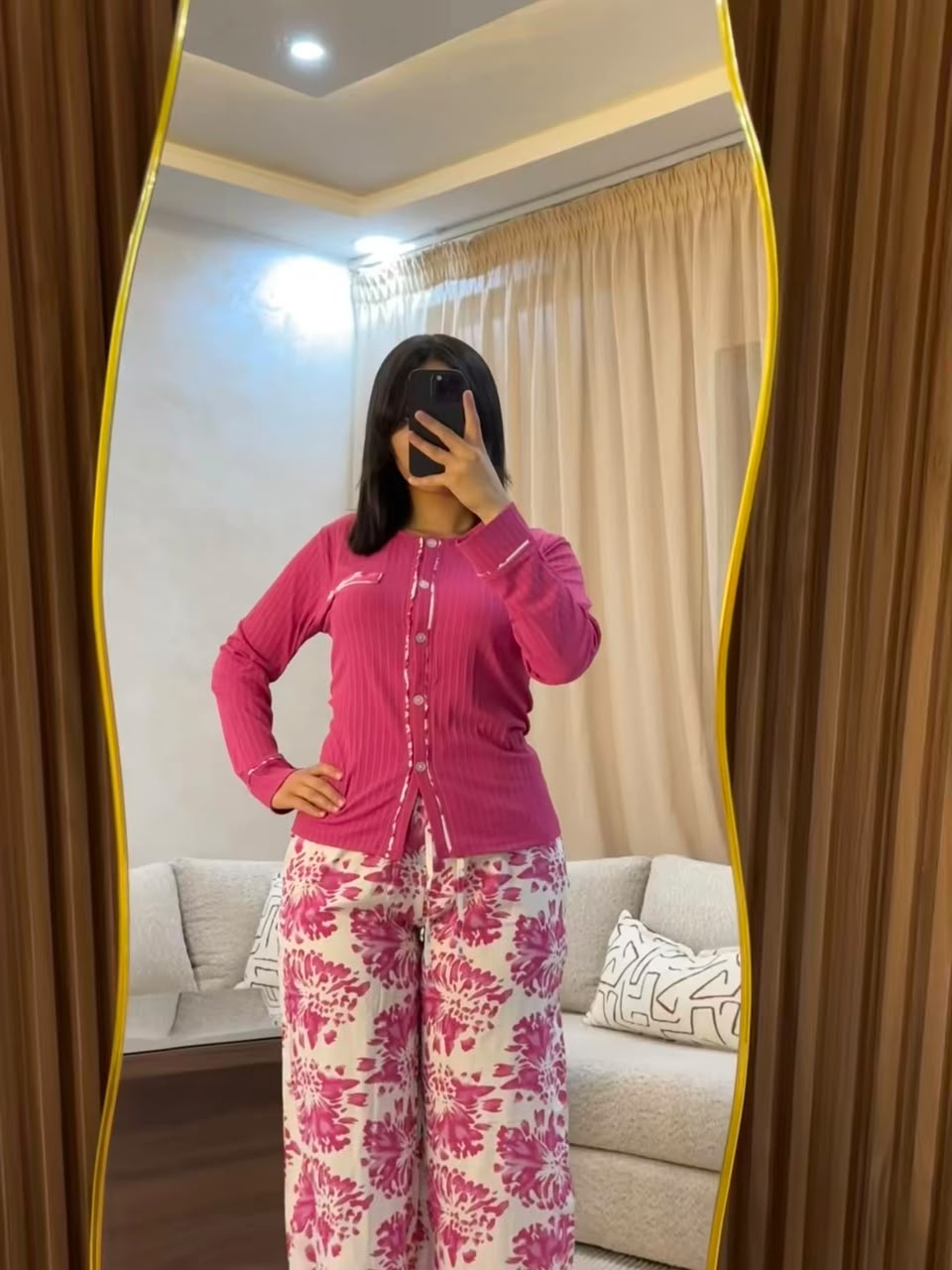 Pyjama rose avec haut à boutons et pantalon à fleurs roses