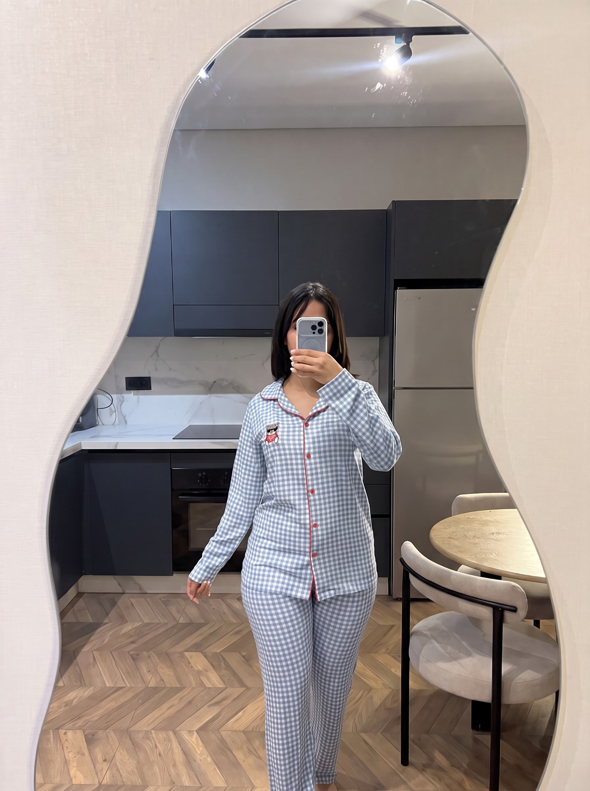 Pyjama vichy bleu et blanc avec boutons et finitions rouges