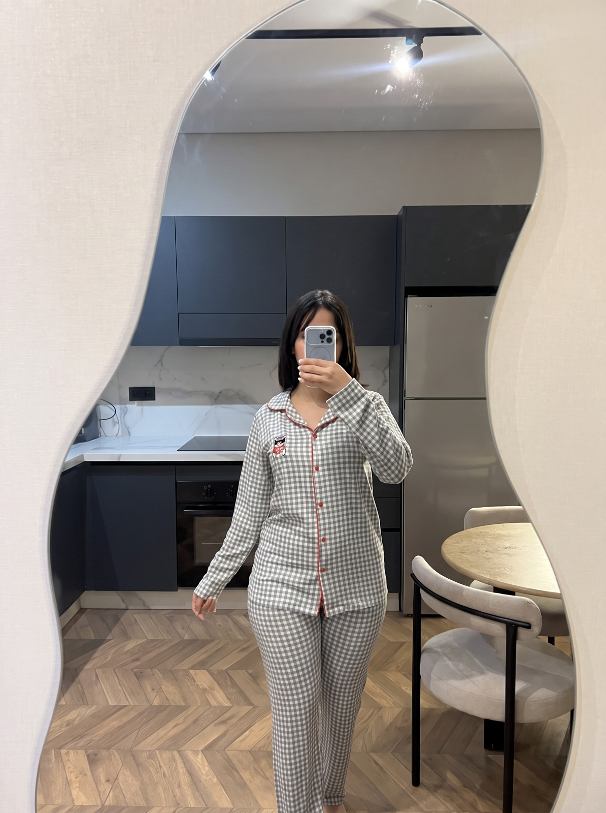 Pyjama vichy gris et blanc avec boutons et finitions rouges