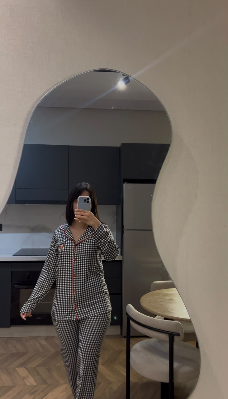 Pyjama vichy noir et blanc avec boutons et finitions rouges